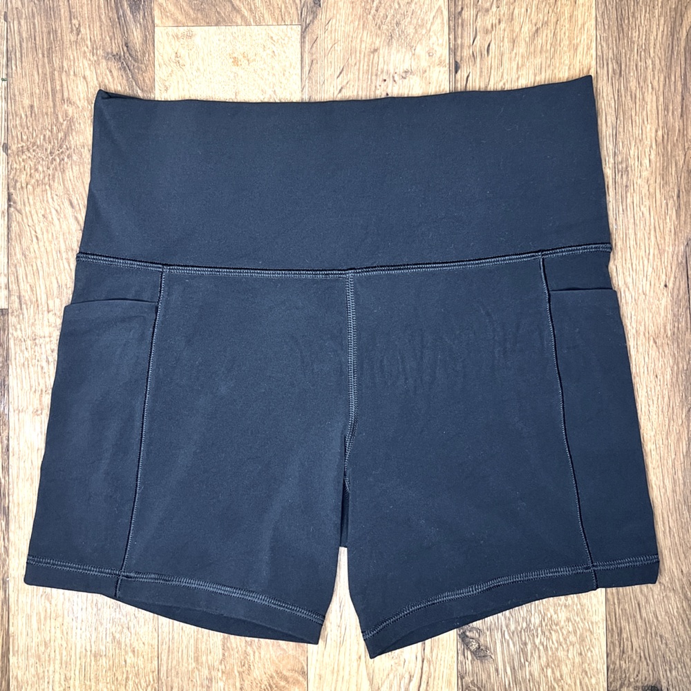 Athleta Salutation Stash High Rise 5" black Short size M